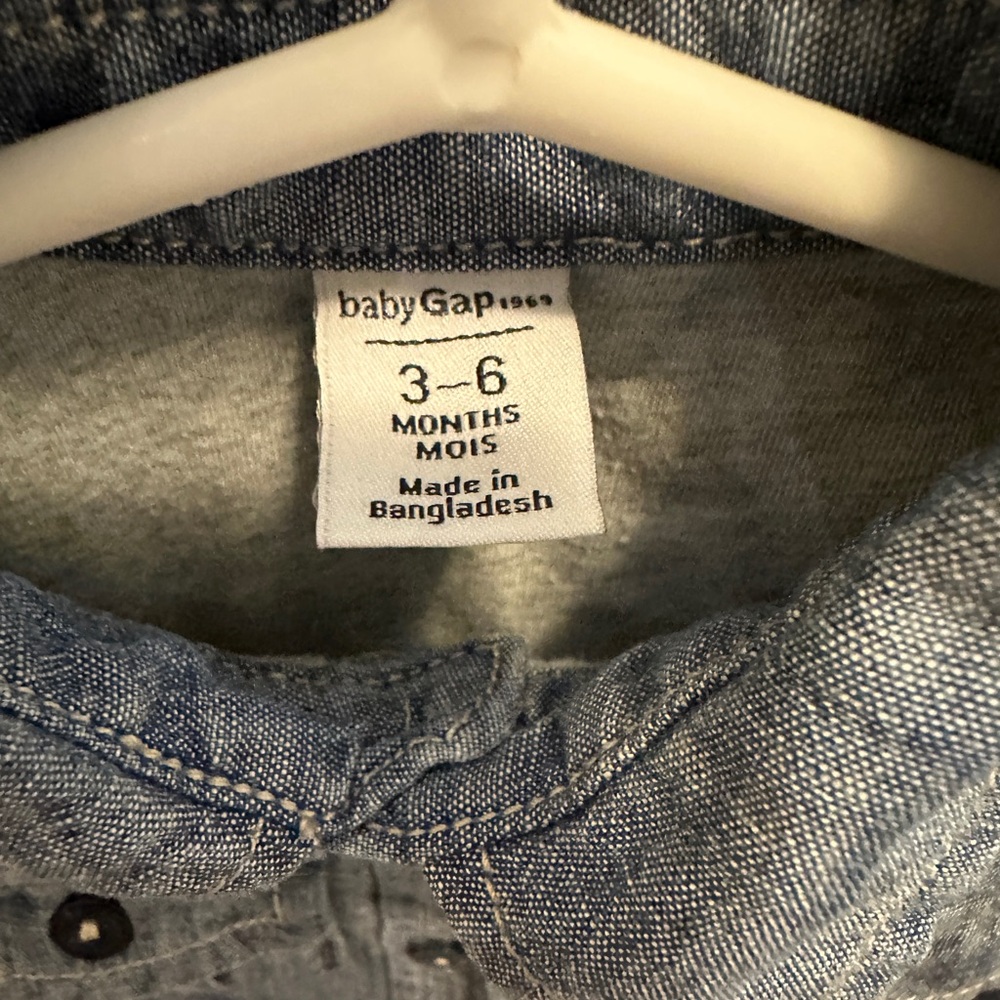 ⭐️BUNDLE 10 for $50⭐️ GAP • Baby Denim/chambray Blue shirt - Picture 2 of 4
